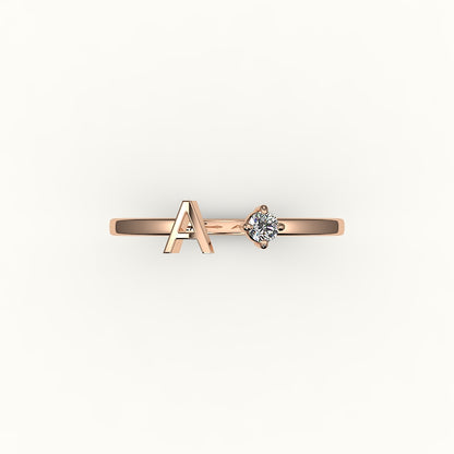 Anillo con inicial de corte redondo y diamantes