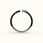 Anillo de diamantes y inicial de corte princesa con brújula