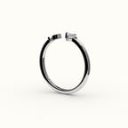 Anillo de diamantes y inicial de corte princesa con brújula