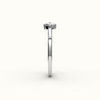 Anillo de diamantes y inicial de corte princesa con brújula