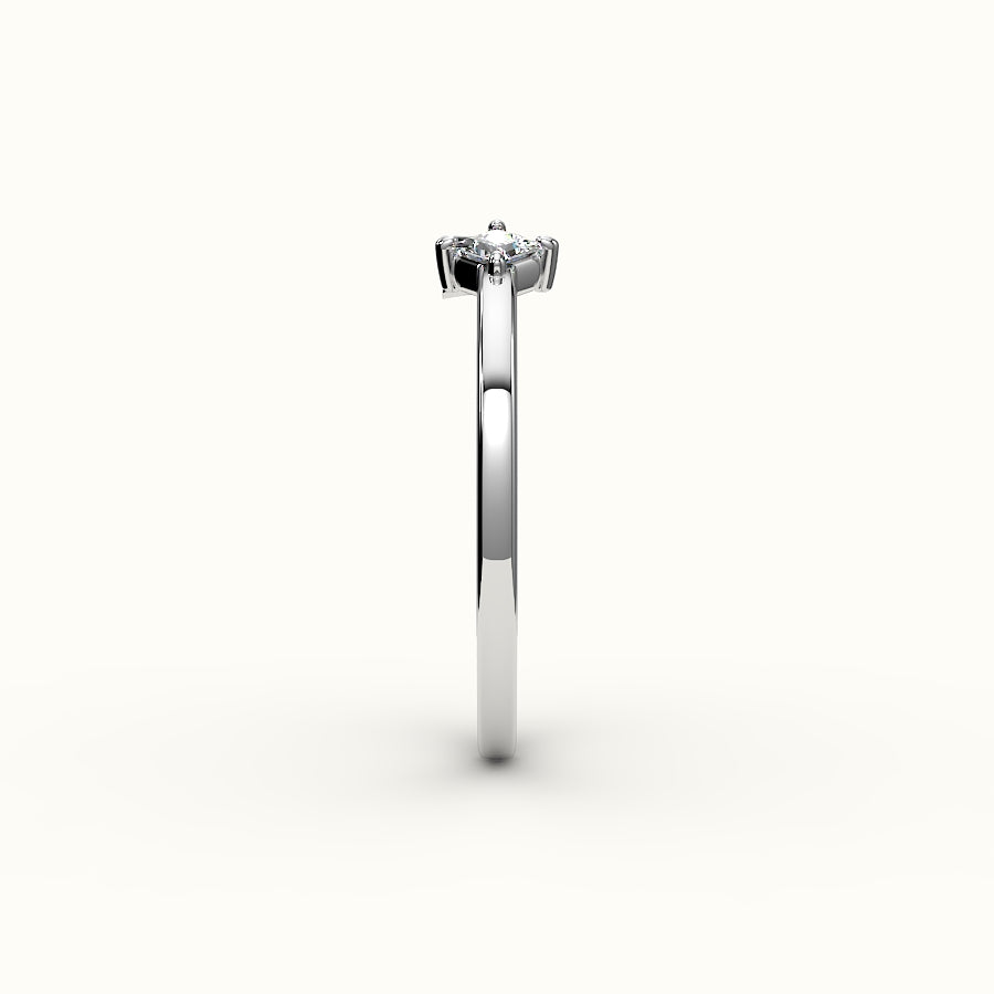 Anillo de diamantes y inicial de corte princesa con brújula