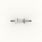 Anillo de diamantes y inicial de corte princesa con brújula