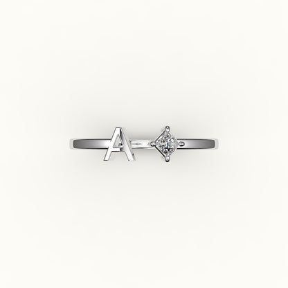 Anillo de diamantes y inicial de corte princesa con brújula