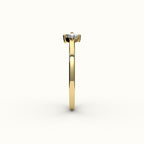 Anillo de diamantes y inicial de corte princesa con brújula