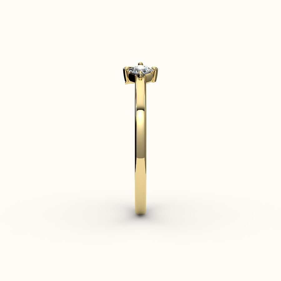 Anillo de diamantes y inicial de corte princesa con brújula