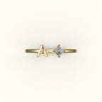 Anillo de diamantes y inicial de corte princesa con brújula