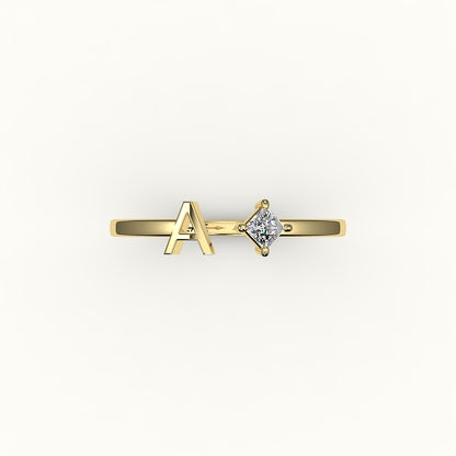 Anillo de diamantes y inicial de corte princesa con brújula
