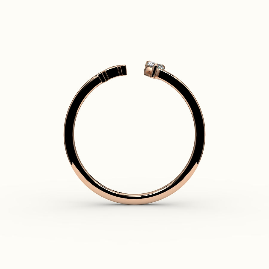 Anillo con inicial de corte de corazón y diamantes