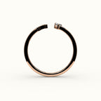 Anillo con inicial de corte de corazón y diamantes