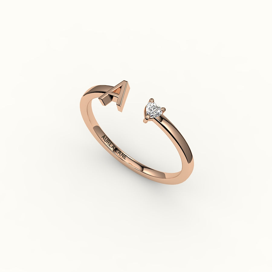 Anillo con inicial de corte de corazón y diamantes