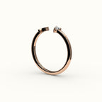 Anillo con inicial de corte de corazón y diamantes