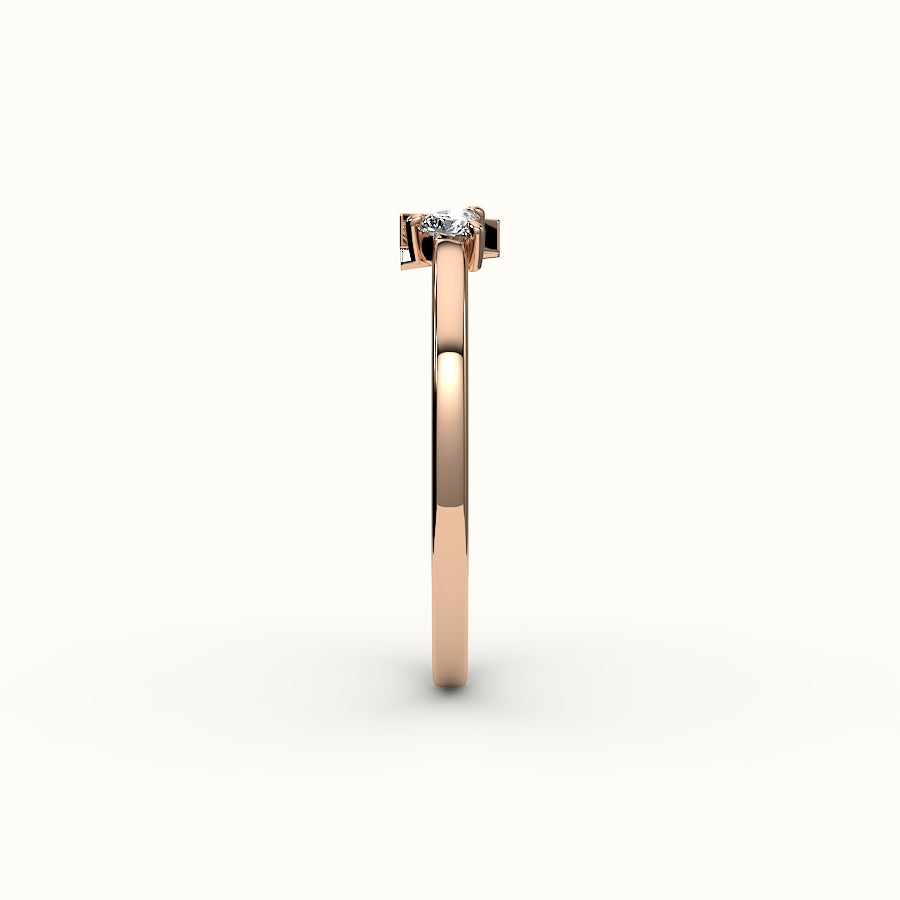 Anillo con inicial de corte de corazón y diamantes