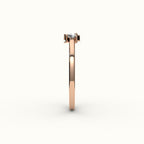 Anillo con inicial de corte de corazón y diamantes