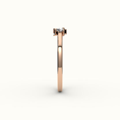 Anillo con inicial de corte de corazón y diamantes