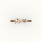 Anillo con inicial de corte de corazón y diamantes