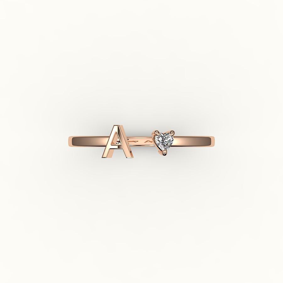 Anillo con inicial de corte de corazón y diamantes