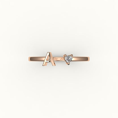 Anillo con inicial de corte de corazón y diamantes