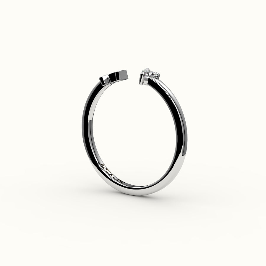 Anillo con inicial de corte de corazón y diamantes