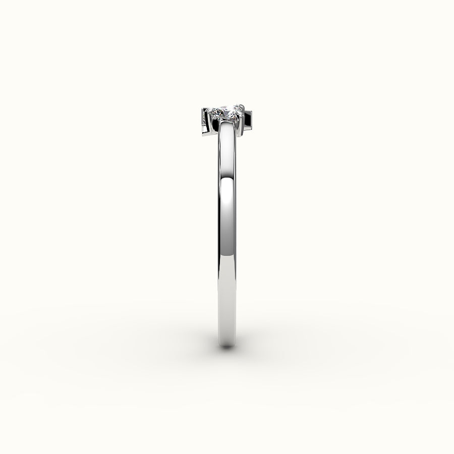 Anillo con inicial de corte de corazón y diamantes