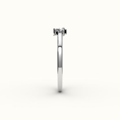 Anillo con inicial de corte de corazón y diamantes