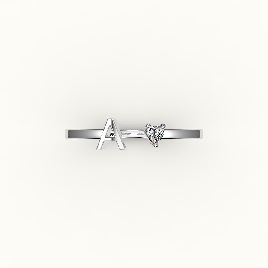 Anillo con inicial de corte de corazón y diamantes