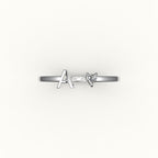 Anillo con inicial de corte de corazón y diamantes