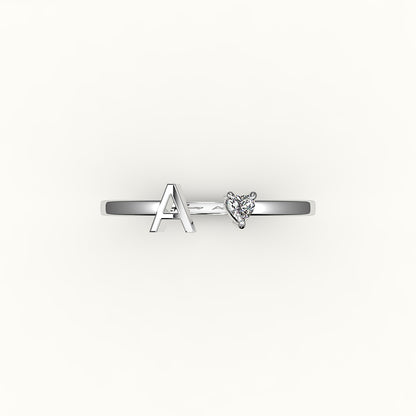 Anillo con inicial de corte de corazón y diamantes