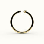 Anillo con inicial de corte de corazón y diamantes