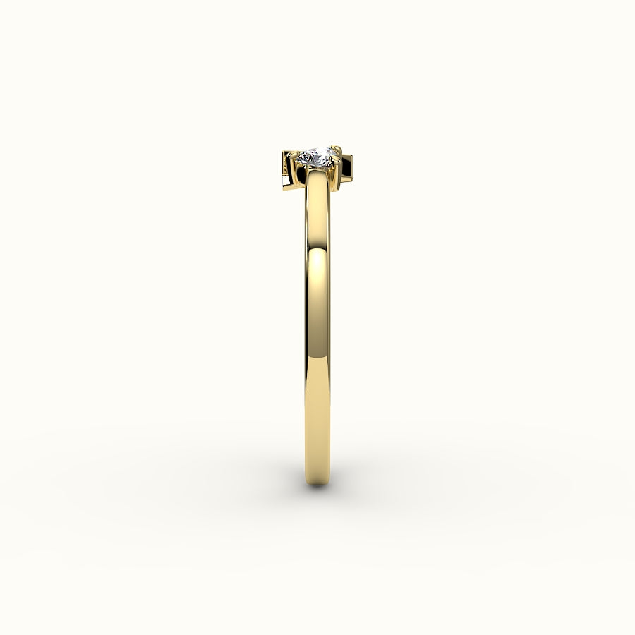 Anillo con inicial de corte de corazón y diamantes