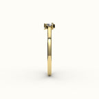 Anillo con inicial de corte de corazón y diamantes