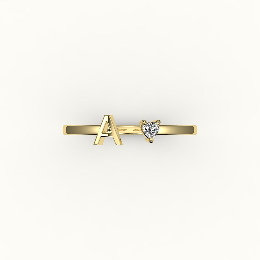 Anillo con inicial de corte de corazón y diamantes