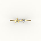 Anillo con inicial de corte de corazón y diamantes