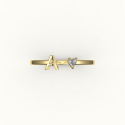 Anillo con inicial de corte de corazón y diamantes