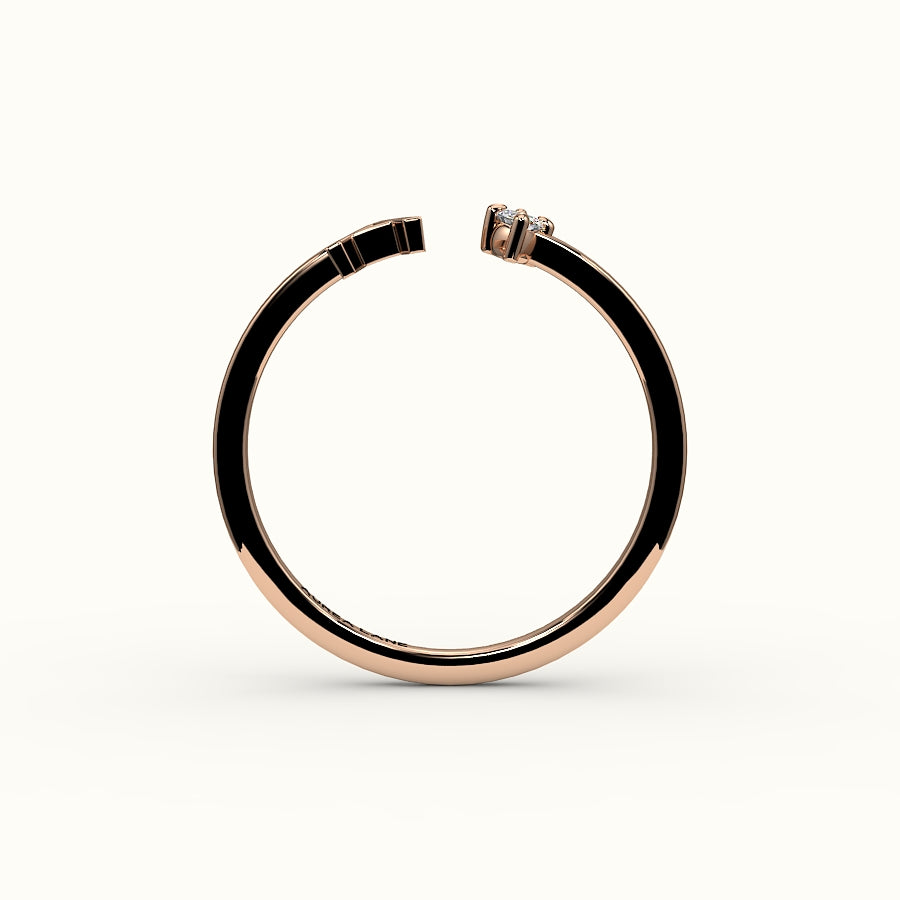 Anillo con inicial y diamantes de talla marquesa