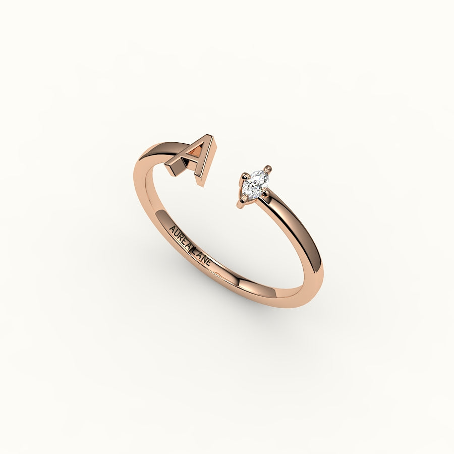 Anillo con inicial y diamantes de talla marquesa