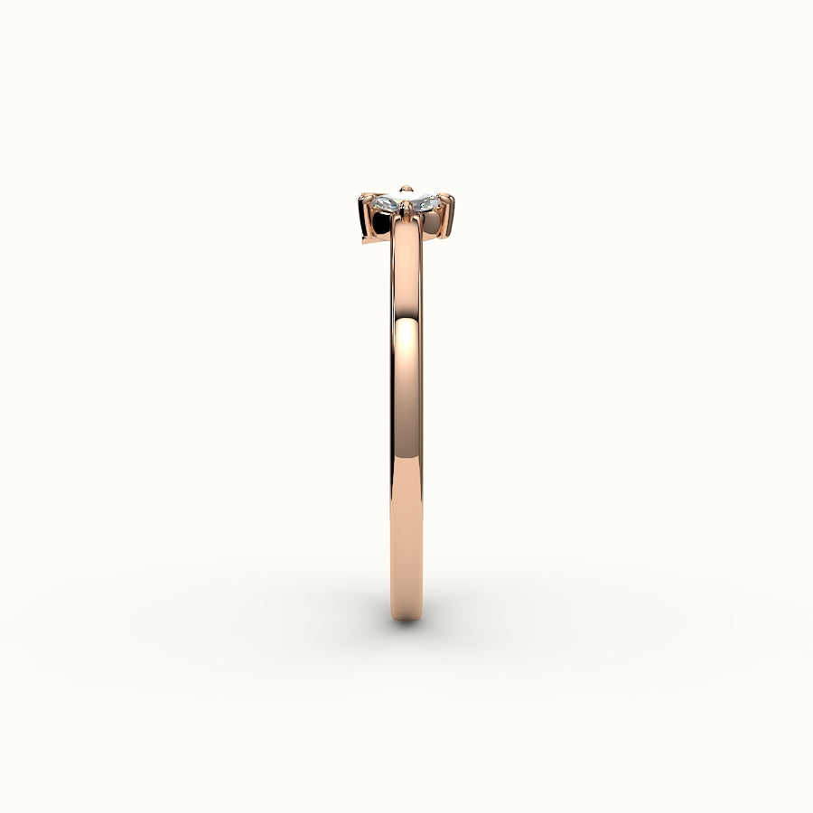 Anillo con inicial y diamantes de talla marquesa