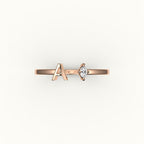 Anillo con inicial y diamantes de talla marquesa