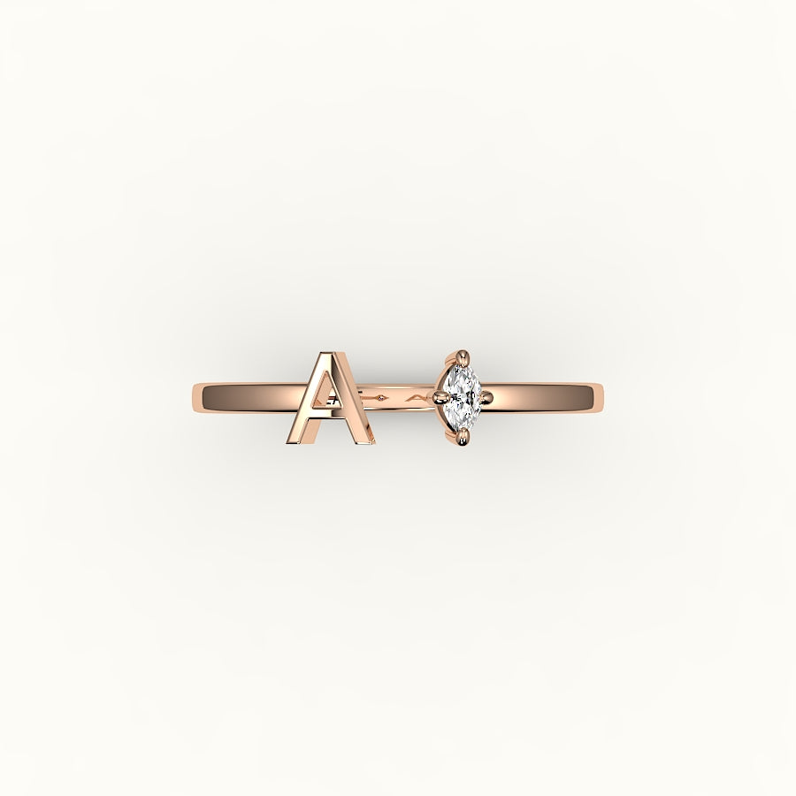 Anillo con inicial y diamantes de talla marquesa
