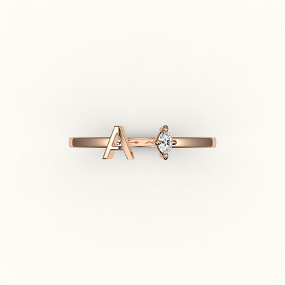 Anillo con inicial y diamantes de talla marquesa