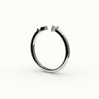 Anillo con inicial y diamantes de talla marquesa