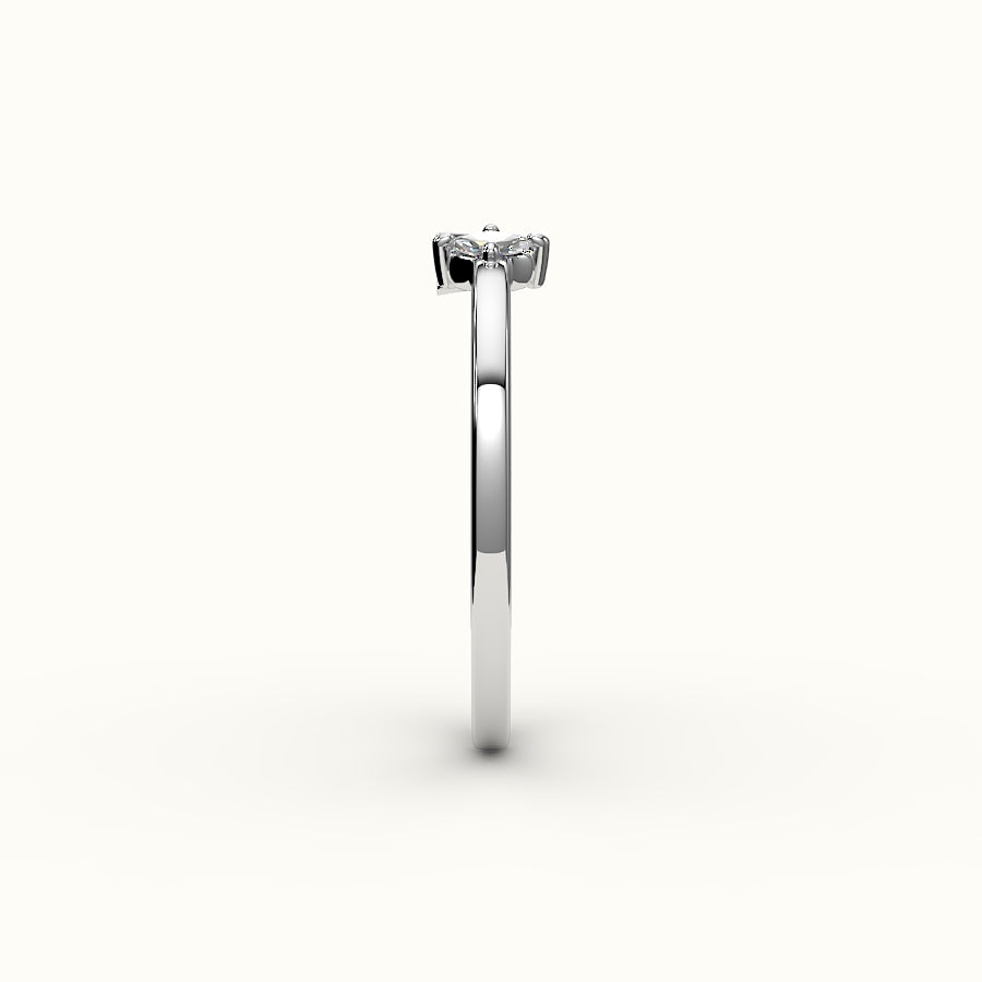Anillo con inicial y diamantes de talla marquesa