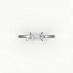 Anillo con inicial y diamantes de talla marquesa