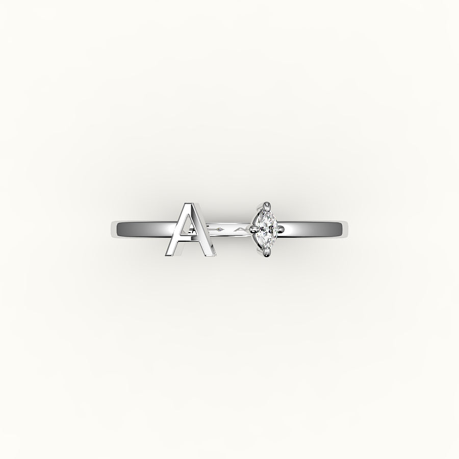 Anillo con inicial y diamantes de talla marquesa