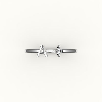 Anillo con inicial y diamantes de talla marquesa