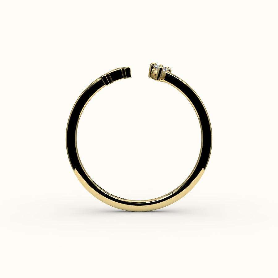 Anillo con inicial y diamantes de talla marquesa