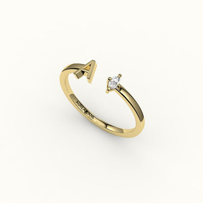 Anillo con inicial y diamantes de talla marquesa