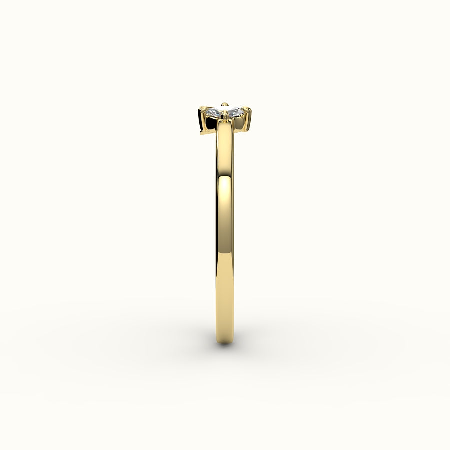 Anillo con inicial y diamantes de talla marquesa