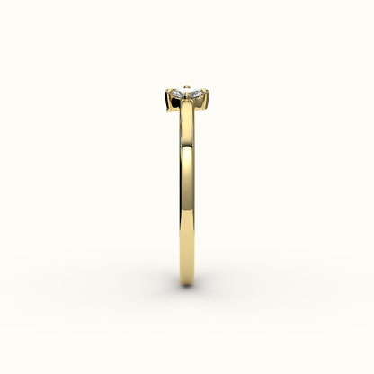 Anillo con inicial y diamantes de talla marquesa