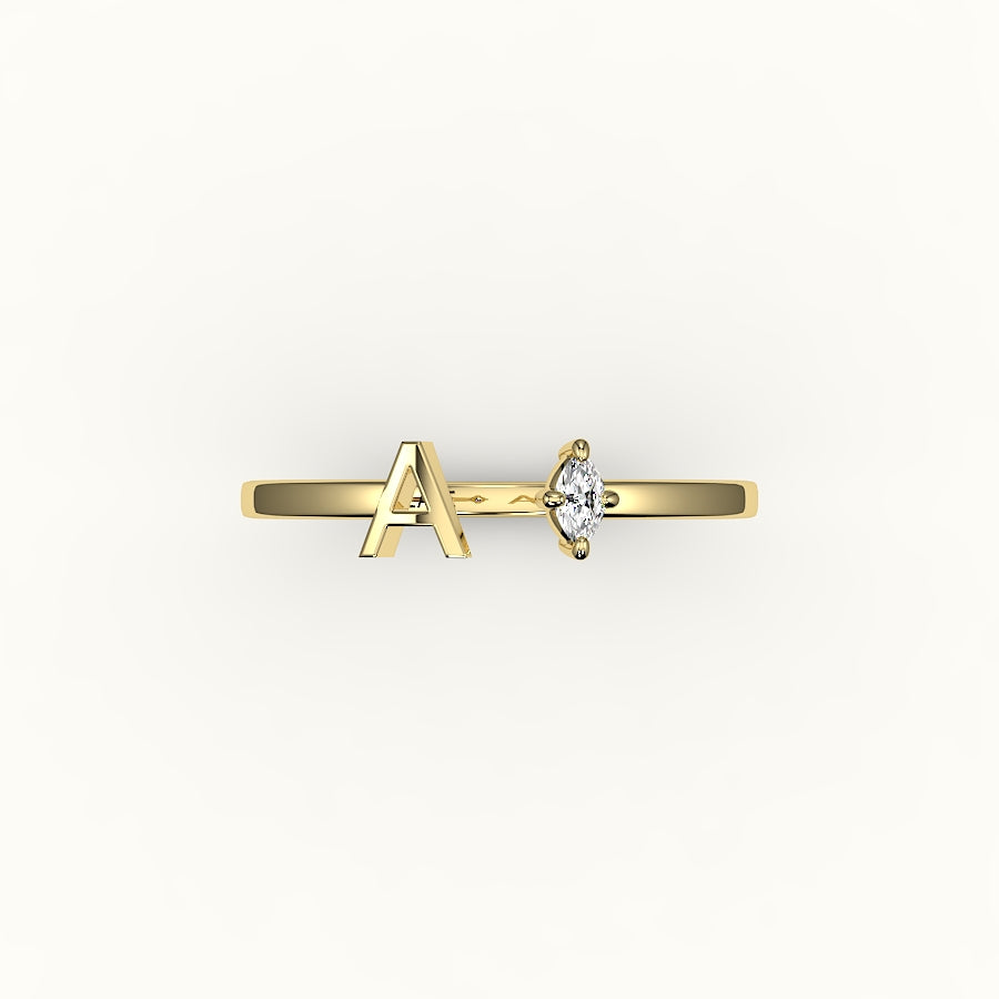 Anillo con inicial y diamantes de talla marquesa