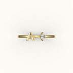 Anillo con inicial y diamantes de talla marquesa